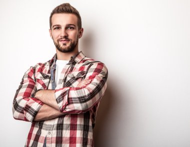 Renkli tişörtlü genç yakışıklı adam poz studio