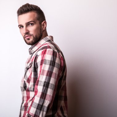 Renkli tişörtlü genç yakışıklı adam poz studio