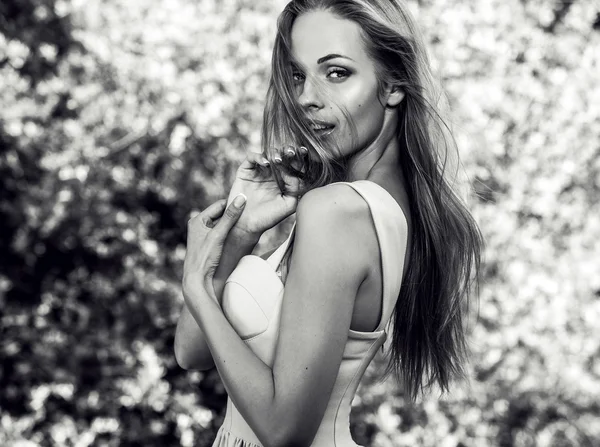 Retrato al aire libre de una hermosa joven rubia — Foto de Stock