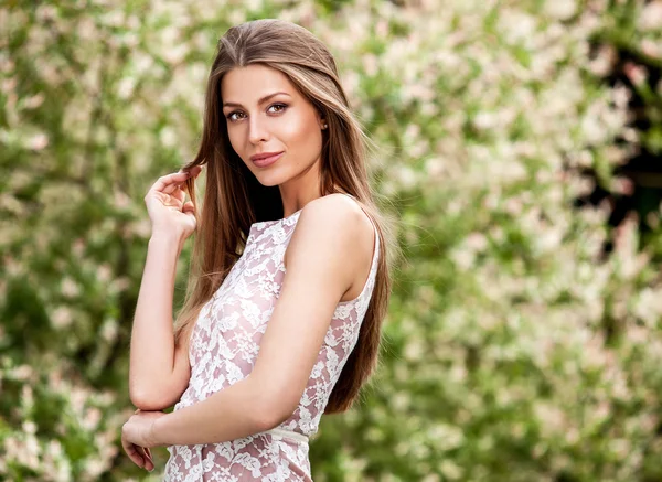 Retrato al aire libre de una hermosa joven rubia — Foto de Stock