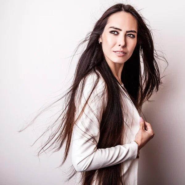 Estudio retrato de pelo largo hermosa mujer joven —  Fotos de Stock