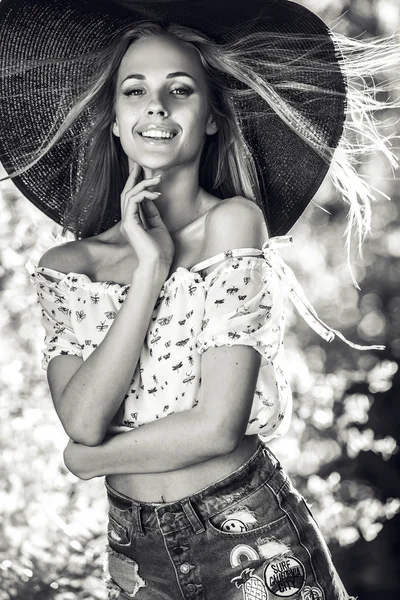 Retrato al aire libre de hermosa mujer rubia joven en sombrero clásico negro —  Fotos de Stock