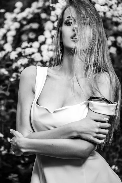 Portrét venku krásná mladá blondýnka — Stock fotografie