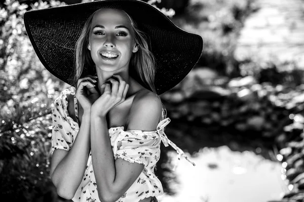 Klasik siyah şapkalı sarışın güzel genç kadın portresi açık havada — Stok fotoğraf