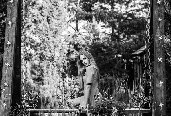 美しい若いブロンドの女性の屋外ポートレート — ストック写真
