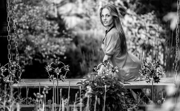Retrato al aire libre de una hermosa joven rubia —  Fotos de Stock