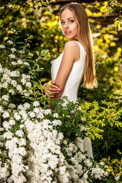 Utomhus porträtt av vackra unga blonda kvinnan — Stockfoto