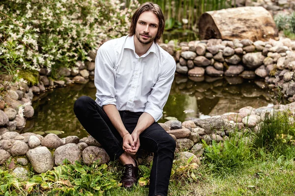 Elegant handsome man poses outdoor — Stock Photo, Image