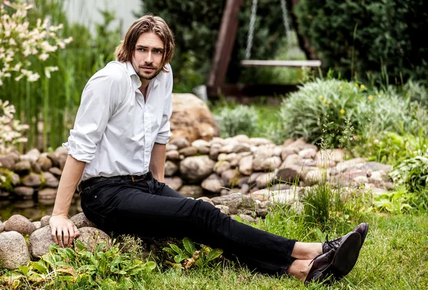 Elegante hombre guapo posa al aire libre —  Fotos de Stock