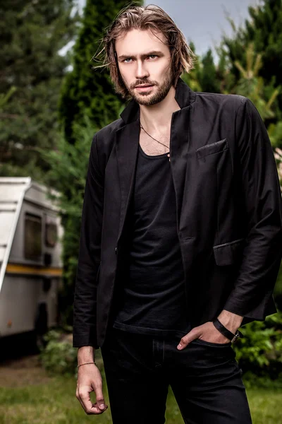 Elegant handsome man poses outdoor — Stock Photo, Image