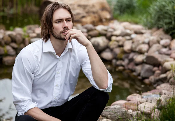 Elegante bonito homem poses ao ar livre — Fotografia de Stock