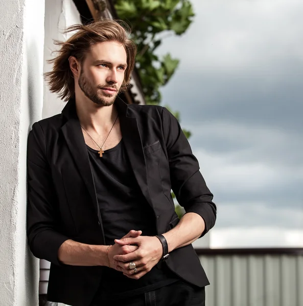 Elegante hombre guapo posa al aire libre — Foto de Stock