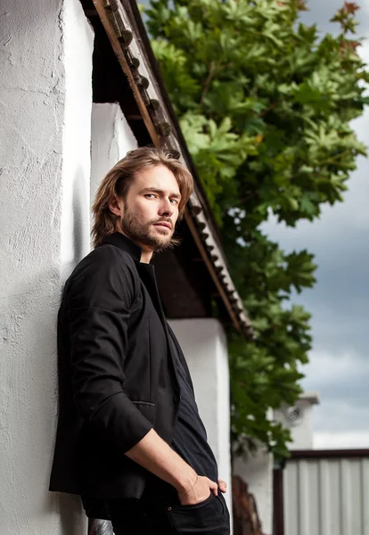 Eleganter schöner Mann posiert im Freien — Stockfoto