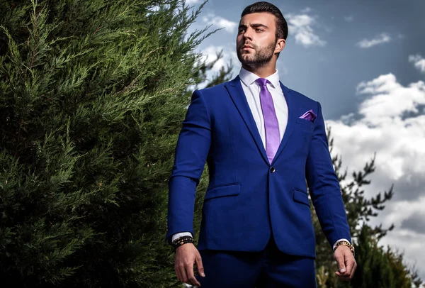Elegáns jóképű férfi, klasszikus kék ruha jelentenek szabadtéri — Stock Fotó