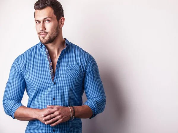 Homem bonito jovem elegante na camisa azul elegante. Estúdio retrato de moda — Fotografia de Stock