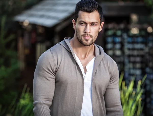 Deportivo guapo hombre en ropa casual poses al aire libre —  Fotos de Stock