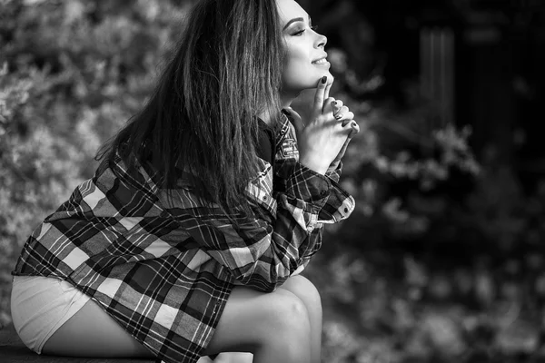 Retrato al aire libre de una hermosa joven — Foto de Stock