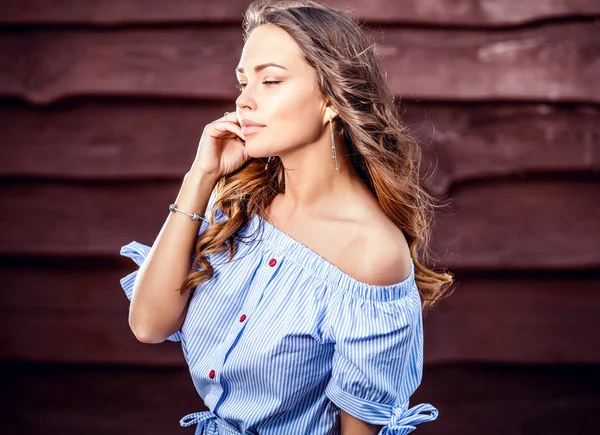 Joven sensual y chica de belleza en vestido azul posan sobre fondo de madera grunge —  Fotos de Stock