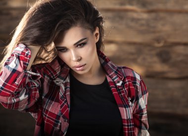 Genç şehvetli ve güzellik kadın grunge ahşap arka plan üzerinde poz