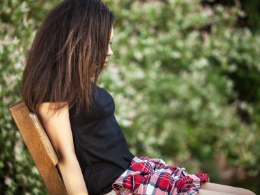 Güzel genç bir kadının açık hava portresi.