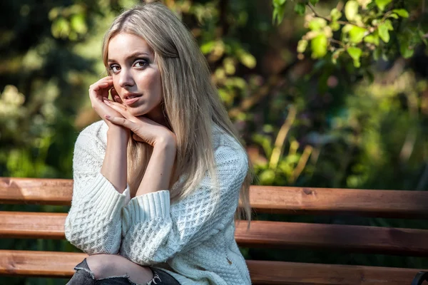 Retrato al aire libre de una hermosa joven rubia —  Fotos de Stock