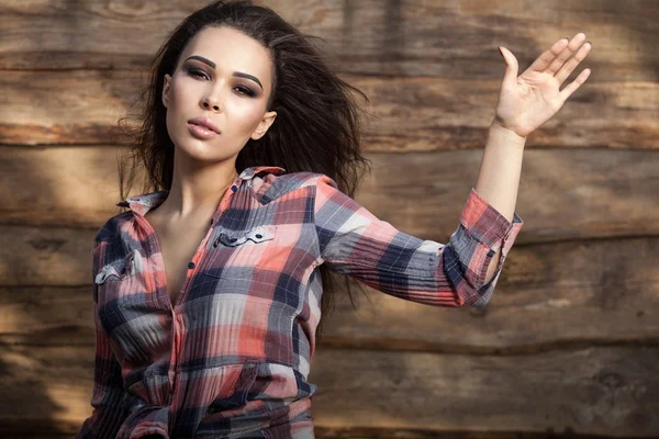 Jeune femme sensuelle & beauté pose sur fond de bois grunge — Photo