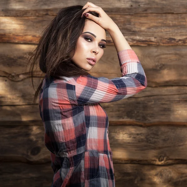 Fiatal, érzéki & nő szépségét jelentenek a grunge fából készült háttér — Stock Fotó