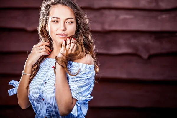 Jeune fille sensuelle & beauté en robe bleue pose sur fond de bois grunge — Photo