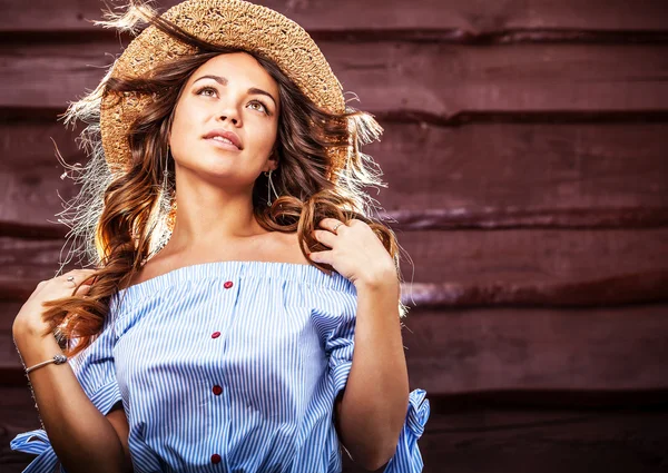 Retrato de hermosa mujer joven en sombrero clásico contra pared de madera vieja — Foto de Stock