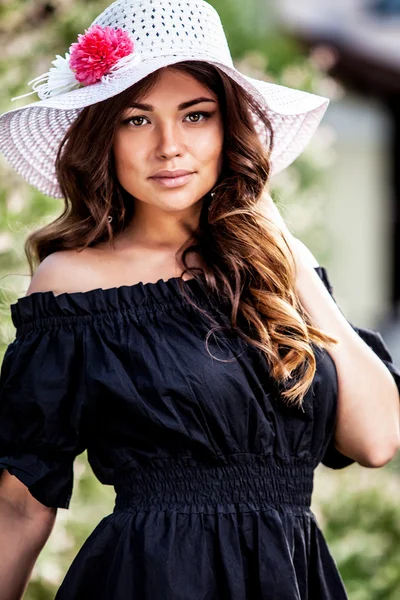 Ao ar livre retrato de bela jovem mulher em chapéu clássico branco — Fotografia de Stock