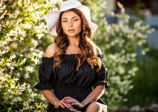 Açık havada beyaz klasik şapkalı güzel genç kadın portresi — Stok fotoğraf