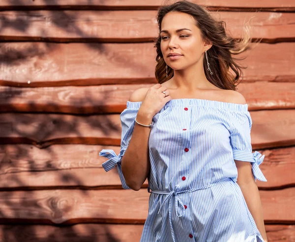 Joven sensual y chica de belleza en vestido azul posan sobre fondo de madera grunge —  Fotos de Stock