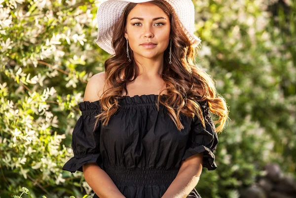 Retrato al aire libre de hermosa mujer joven en sombrero clásico blanco — Foto de Stock