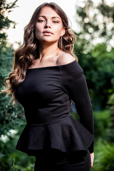 Retrato al aire libre de una hermosa joven —  Fotos de Stock