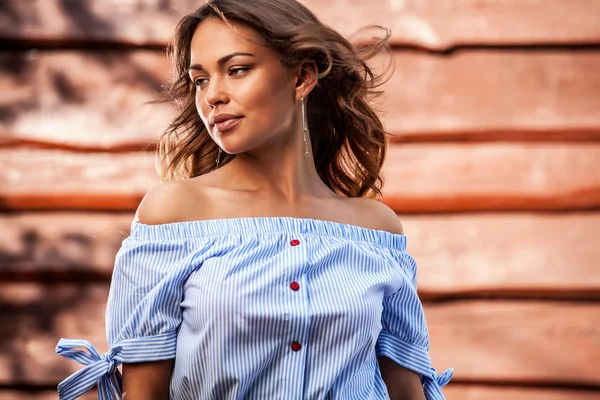 Joven sensual y chica de belleza en vestido azul posan sobre fondo de madera grunge —  Fotos de Stock