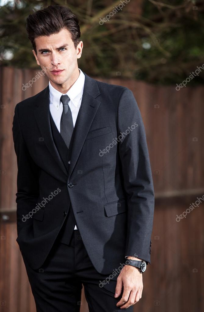 Элегантный красивый мужчина в классическом костюме