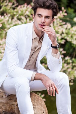 Zarif yakışıklı beyaz kostüm açık poz