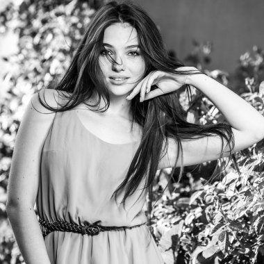 Siyah-beyaz açık havada güzel duygusal genç kadın portresi