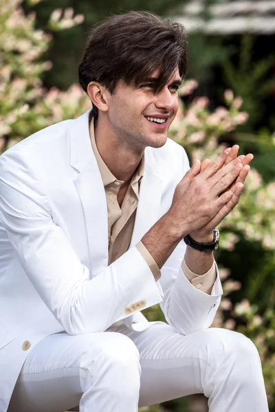 Elegant handsome man in white costume pose outdoor — Stock Photo, Image