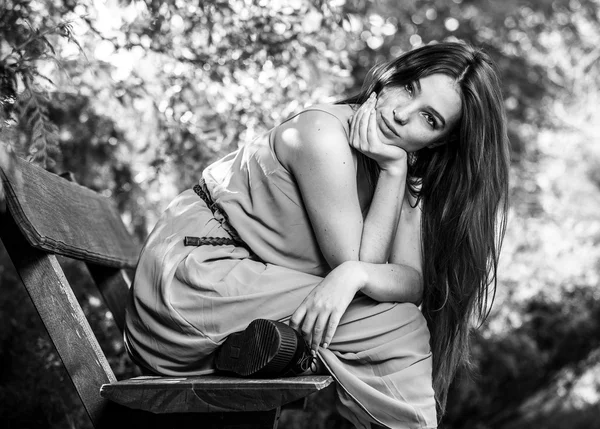 Schwarz-weißes Außenporträt einer schönen emotionalen jungen Frau — Stockfoto