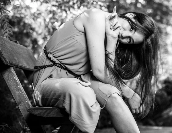 Чорно-білий зовнішній портрет красивої емоційної молодої жінки — стокове фото