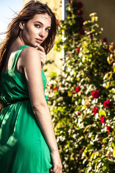 Retrato al aire libre de hermosa mujer joven emocional en vestido verde — Foto de Stock