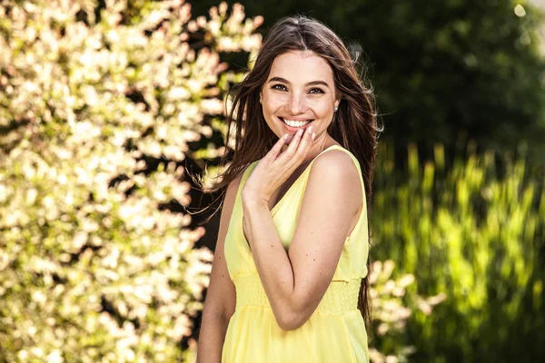 Retrato al aire libre de hermosa mujer joven emocional en vestido amarillo —  Fotos de Stock