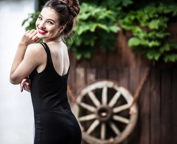 Retrato al aire libre de una hermosa mujer joven emocional —  Fotos de Stock