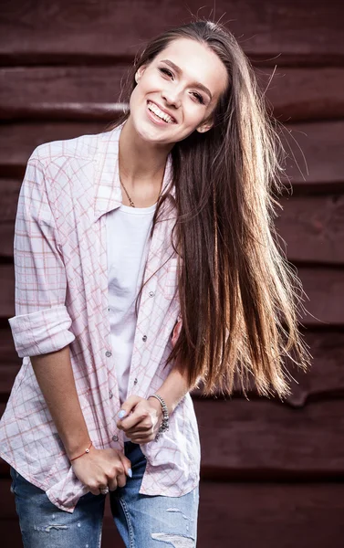Jeune fille sensuelle & beauté pose sur fond de bois grunge — Photo