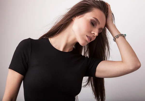 Studio portrait de belle jeune femme brune — Photo