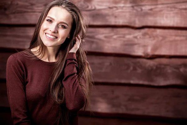 Fiatal, érzéki & szépség lány pózol grunge fából készült háttér — Stock Fotó