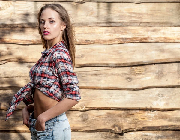 Fiatal, érzéki & szépség Szőke nő jelentenek a grunge fából készült háttér — Stock Fotó