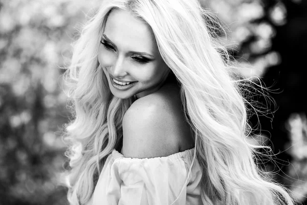 На відкритому повітрі портрет красивої молодої блондинки — стокове фото