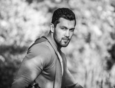 Rahat kıyafetler sportif yakışıklı adam açık poz veriyor